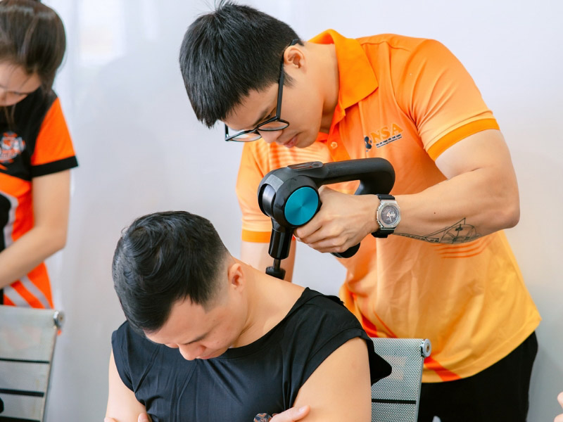Kết hợp máy móc và thủ công trong trị liệu – Xu hướng hiệu quả hiện đại